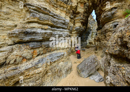 Oceania e Australia; australiana; Tasmania; Bruny Island, costa arch con escursionista Foto Stock