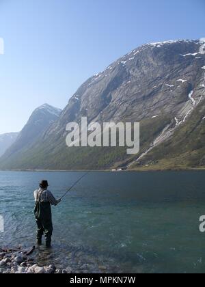 La pesca con la mosca Kjosnesfjord Jolster Sogn og Fjordane Norvegia Norge Norwegen Foto Stock