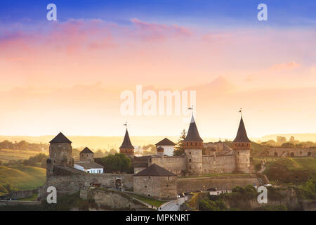 Fantastica vista sul castello di Kamianets-Podilskyi in primavera. L'Ucraina. Foto Stock