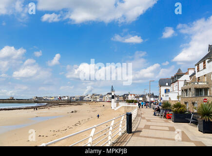 La spiaggia e la passeggiata sul lungomare in Quiberon, Bretagna Francia Foto Stock