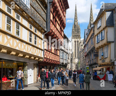 I negozi di Rue Kereon guardando verso la cattedrale, Quimper, Finisterre, Bretagna Francia Foto Stock