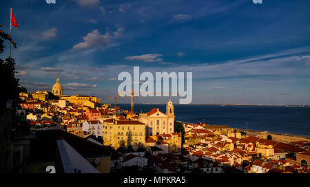 Vista tramonto a Lisbona da Miradouro Sophia de Mello Breyner Andresen a Lisbona, Portogallo Foto Stock