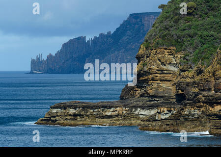 Oceania e Australia; australiana; Tasmania;Penisola Tasmana, Tasman National Park, notevole grotta vista di Cape Raoul Foto Stock