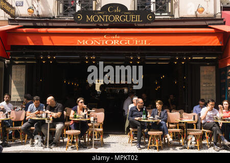 Patroni in chat e persone-spotting presso il cafe Montorgueil su Rue Montorgueil a Parigi, Francia. Foto Stock
