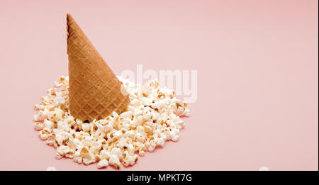 Il Popcorn in coni gelato su sfondo rosa. Foto Stock