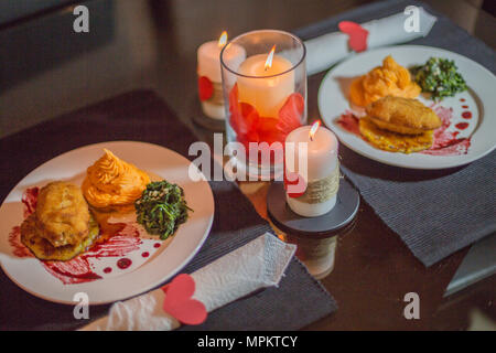 Cena romantica a casa: Candele, scatola con un gioiello e due bicchieri di  vino. Concetto di San Valentino a casa e nuovo normale. Fotogra verticale  Foto stock - Alamy