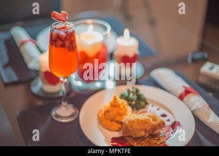 Immagini Stock - Cena Romantica Di San Valentino Con Bicchieri Di Vino,  Candele E Cuori. Image 199625320