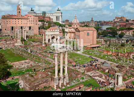 Roma, rovine dei Fori Imperiali, Altare della Patria in background Foto Stock