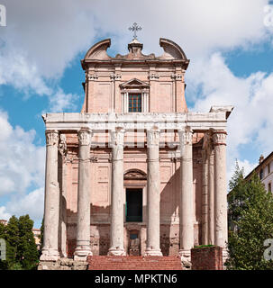 Roma, il Tempio di Antonino e Faustina, nell'area archeologica dei Fori Imperiali Foto Stock