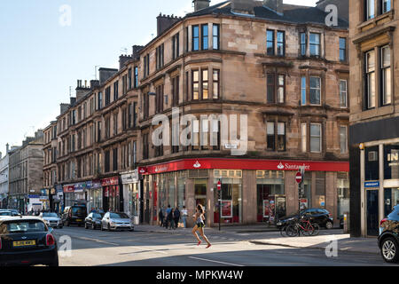 Tenement edifici e negozi su Byres Road, Glasgow, Scotland, Regno Unito Foto Stock