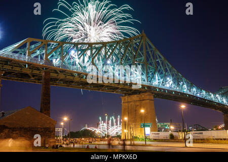 Canada Quebec Montreal Rue Notre Dame, Pont Jacques Cartier Bridge Concorso internazionale di fuochi d'artificio St. Lawrence River, Foto Stock