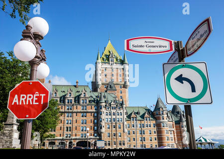 Quebec Canada, Upper Town, Fairmont le Chateau Frontenac, hotel, costruito nel 1893 1899 1904, segnale di stop, lampione, Canada070710005 Foto Stock