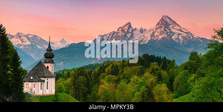 Chiesa di pellegrinaggio Maria Gern, con un sunrise Vista verso monte Watzmann, Berchtesgarden, Baviera, Germania Foto Stock