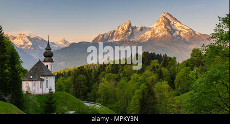 Chiesa di pellegrinaggio Maria Gern, con un sunrise Vista verso monte Watzmann, Berchtesgarden, Baviera, Germania Foto Stock