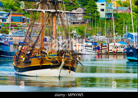 Newport, Oregon, Stati Uniti d'America - 25 Maggio 2016: Tall Ship Lady Washington partenza dal porto di Newport Oregon per una serata di vela in Yaquina Bay. Foto Stock