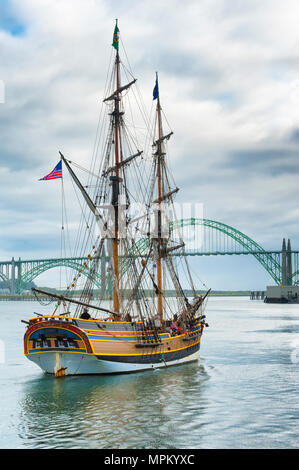 Newport, Oregon, Stati Uniti d'America - 25 Maggio 2016: Tall Ship Hawaiian Cheiftan lascia il porto di Newport, Oregon per aprire l'acqua per impostare le vele per una serata di vela Foto Stock