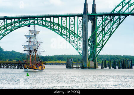 Newport, Oregon, Stati Uniti d'America - 25 Maggio 2016: Tall Ship Hawaiian Cheiftan lascia il porto di Newport, Oregon per aprire l'acqua per impostare le vele per una serata di vela Foto Stock