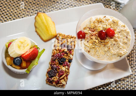 Quebec Canada,Lower Town,Auberge Saint Antoine,Panache,ristorante ristoranti cibo ristorazione caffè, vassoio colazione, frutta, granola bar, pub, muesli, Canad Foto Stock