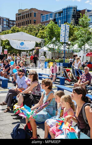 Quebec City Canada,Canada,America del Nord,America,America,Boulevard Charest,Jardin Saint Roch,famiglia genitori genitori figli piccoli, Festival,festival Foto Stock