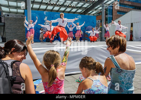 Quebec Canada,Boulevard Charest,Jardin Saint Roch,famiglia famiglie genitori figli bambini genitori, Festival, festival fiera, palcoscenico, ballerino ucraino, eseguire Foto Stock