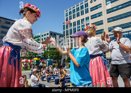 Quebec Canada,Boulevard Charest,Jardin Saint Roch,famiglia genitori genitori figli bambini,Festival,festival fiera,palcoscenico,ballerino ucraino,insegnare a. Foto Stock