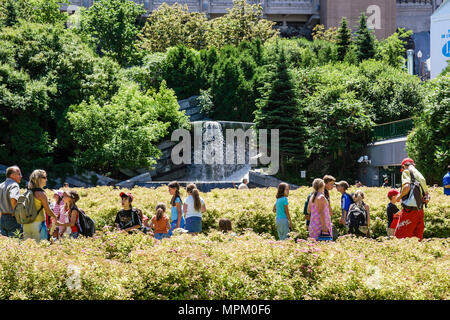 Canada,Canadian,Quebec Province,Francese language,bilingue,Quebec City,Boulevard Charest,Jardin Saint Roch,famiglia genitori chil Foto Stock