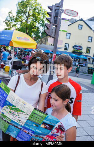 Quebec Canada,Grande Allee,Summer Festival,festival fiera,famiglia famiglie genitori figli bambini,madre,figlio,figlia,mappa,guida,informazioni,Cana Foto Stock