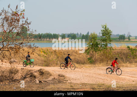 Kalasin, Thailandia - Febbraio, 20, 2016: gruppo ragazzi equitazione biciclette insieme nelle zone rurali di Kalasin, Thailandia Foto Stock