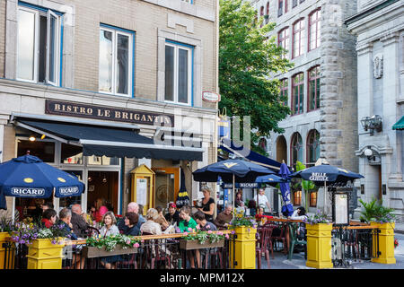 Quebec Canada, Lower Town, Rue du Sault au Matelot, Bistro le Brigantin, tavoli all'aperto sul marciapiede, pranzo, ombrelloni, Canada070713063 Foto Stock