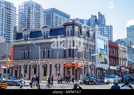 Toronto Canada, Yonge Street, Grosvenor Street, strada scena, angolo, semaforo, semafori, incrocio, auto, edificio, quartiere commerciale, alto Foto Stock