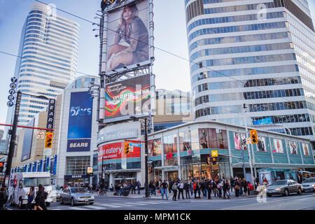 Toronto Canada,Yonge Street a Dundas,Downtown Yonge,Eaton Centre,shopping shopper shopping shopping shopping negozi mercati di mercato di acquisto di vendita, retai Foto Stock