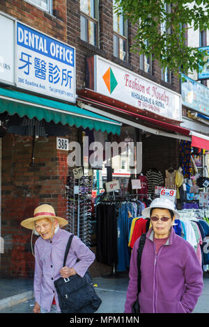 Toronto Canada,Spadina Avenue,Chinatown,quartiere etnico,Asian Asians etnia immigranti minoranza,adulti adulti donna donne donna donna donna donna donna donna donna, eld Foto Stock