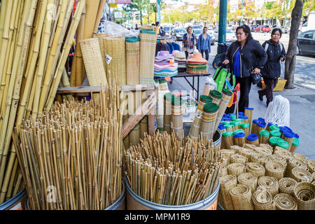 Toronto Canada, Spadina Avenue, Chinatown, shopping shopper acquirenti negozi mercati di mercato mercati di vendita, negozi al dettaglio business bu Foto Stock