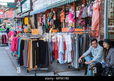 Toronto Canada, Spadina Avenue, Chinatown, quartiere etnico, shopping shopper shopping negozi mercati di mercato di vendita di mercato, vendita al dettaglio stor Foto Stock