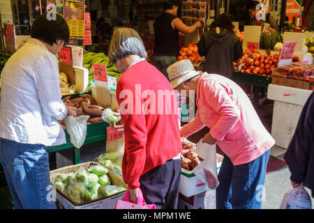 Toronto Canada, Spadina Avenue, Chinatown, quartiere etnico, shopping shopper shopping negozi mercati di mercato di vendita di mercato, vendita al dettaglio stor Foto Stock