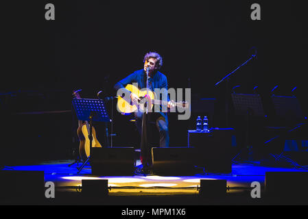 Torino, Italia. 23 Maggio, 2018. Il British/cantante italiana e song writer Savoretti Jack performing live in scena al Teatro Alfieri per la sua acustica "Notti Live' concerto tour di credito: Alessandro Bosio/Pacific Press/Alamy Live News Foto Stock