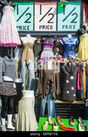 Toronto Canada, Queen Street West, shopping shopper acquirenti negozio negozi mercati di mercato di acquisto di vendita, negozio al dettaglio negozi business businesse Foto Stock