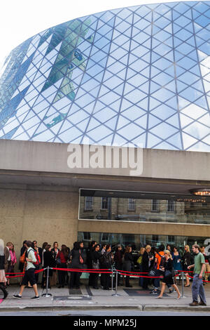 Toronto Canada,Simcoe Street,Roy Thomson Hall,TIFF,Toronto International Film Festival,location,line,queue,uomo uomini maschio,donna donne,rosso velluto rop Foto Stock