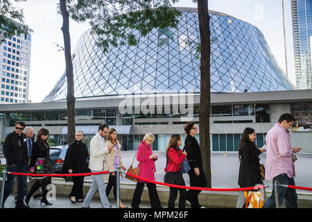 Toronto Canada,Simcoe Street,Roy Thomson Hall,TIFF,Toronto International Film Festival,evento,luogo,long line,coda,adulti uomo uomini uomini maschi,donna wom Foto Stock