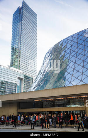 Toronto Canada,Simcoe Street,Roy Thomson Hall,TIFF,Toronto International Film Festival,luogo,ingresso affollato,uomo uomini maschio,donna donne,velluto rosso Foto Stock