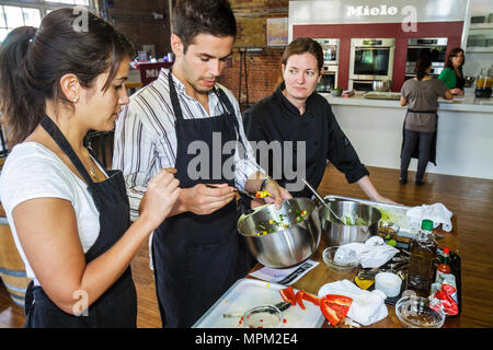 Toronto, Canada, St Lawrence Market, shopping shopper acquirenti negozi mercati mercato di mercato di vendita di acquisto, negozio al dettaglio negozi business busines Foto Stock