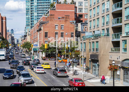 Toronto Canada, Lower Jarvis Street, Front Street East, Street scene, edificio residenziale, traffico, auto, strada, marciapiede, lampada, grattacielo alto grattacielo Foto Stock