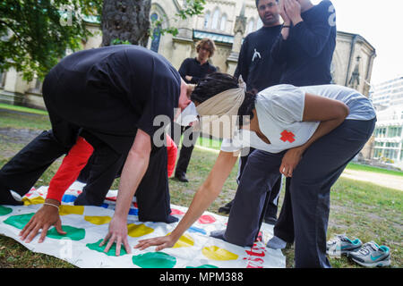 Toronto Canada, King Street East, Saint James Park, locale, gara incredibile, concorrenti, prato, Twister, gioco Hasbro, tappeto, flessibilità, attività fisica, adulto Foto Stock