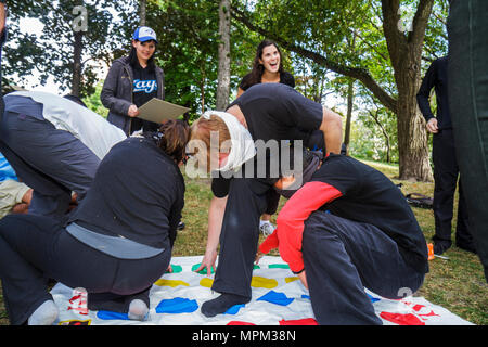 Toronto Canada, King Street East, Saint James Park, locale, gara incredibile, concorrenti, prato, Twister, gioco Hasbro, tappeto, flessibilità, attività fisica, adulto Foto Stock