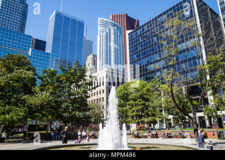 Toronto Canada,Front Street East,Berczy Park,Financial District,skyline,parco pubblico,fontana,becco,panca,tempo libero,uomo uomini maschio,donna donne,coupl Foto Stock