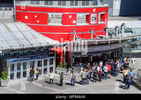 Toronto Canada,Bremner Boulevard,CN Tower,Observation towermodern wonder,ticket window,line,coda,ingresso,folla,visitatore,uomo uomo maschio,donna femmina wom Foto Stock