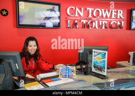 Toronto Canada, Bremner Boulevard, CN Tower, torre di osservazione, antenna telecom meraviglia moderna, donna asiatica donne, giovani, lavoratori dipendenti lavoro Foto Stock