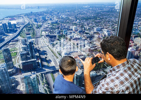 Toronto Canada, CN Tower Observation main deck level, window acehead dall'alto vista famiglia ragazzo padre figlio Foto Stock