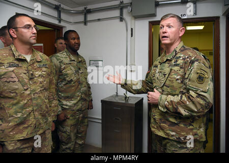 Stati Uniti Esercito il Mag. Gen. Joseph Harrington, Comandante generale degli Stati Uniti Army Africa (USARAF) indirizzi di fanteria e gli affari civili soldati assegnati a Combined Joint Task Force-Horn dell Africa a Camp Lemonnier, Gibuti, Marzo 22, 2017. USARAF fornisce il comando della missione e impiega le forze per impostare il teatro, il comportamento delle forze di sicurezza, di assistenza e di fornire il supporto al giunto e i suoi partner internazionali al fine di raggiungere gli Stati Uniti Africa teatro comando piano di campagna obiettivi. (U.S. Air National Guard foto di Master Sgt. Paul Gorman) Foto Stock