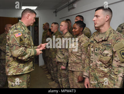 Stati Uniti Esercito il Mag. Gen. Joseph Harrington, Comandante generale degli Stati Uniti Army Africa (USARAF) Visite con la fanteria e gli affari civili soldati assegnati a Combined Joint Task Force-Horn dell Africa a Camp Lemonnier, Gibuti, Marzo 22, 2017. USARAF fornisce il comando della missione e impiega le forze per impostare il teatro, il comportamento delle forze di sicurezza, di assistenza e di fornire il supporto al giunto e i suoi partner internazionali al fine di raggiungere gli Stati Uniti Africa teatro comando piano di campagna obiettivi. (U.S. Air National Guard foto di Master Sgt. Paul Gorman) Foto Stock